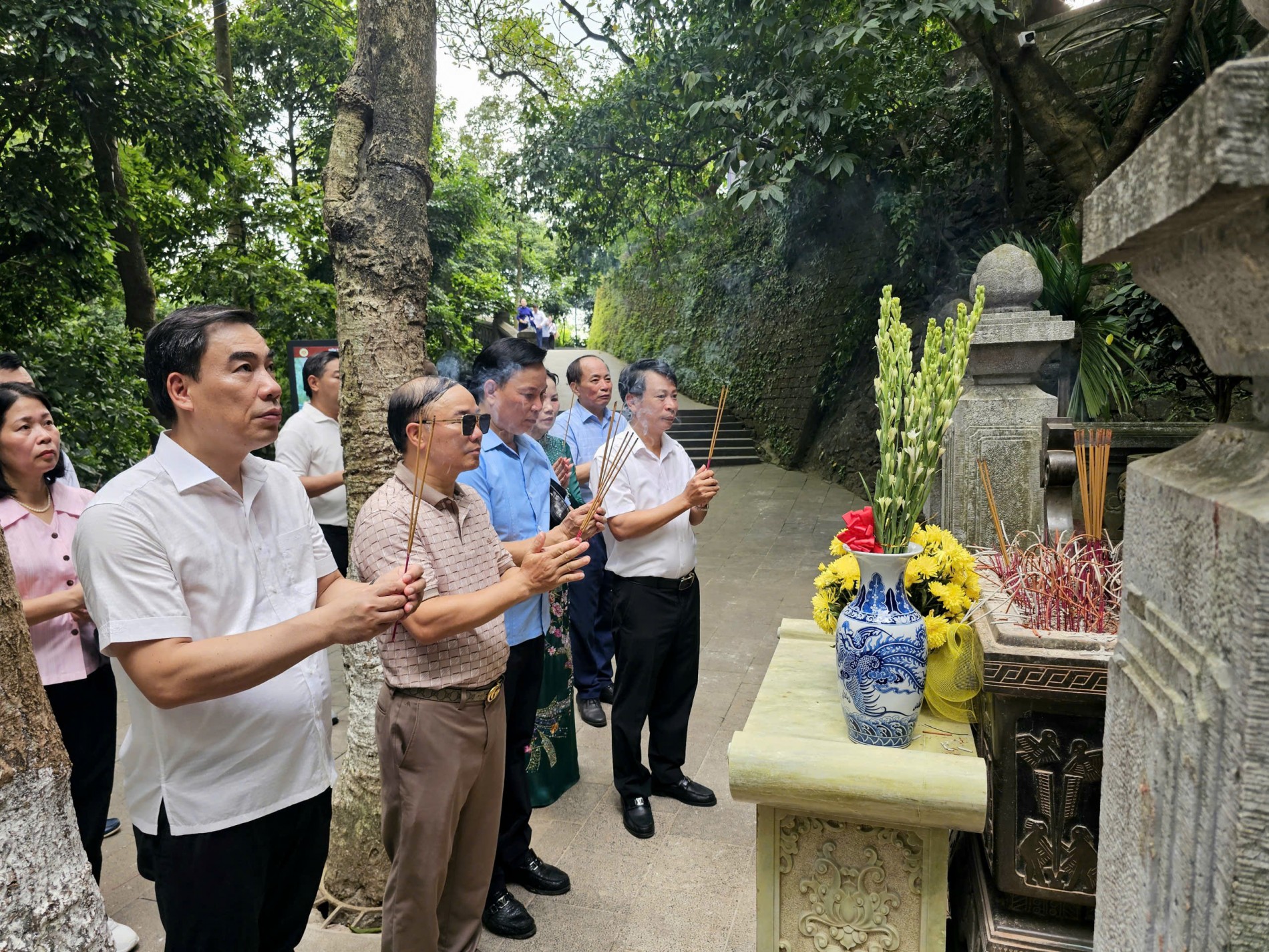 dang_huong_hoa_truoc_phan_mo_vua_hung_thu_6