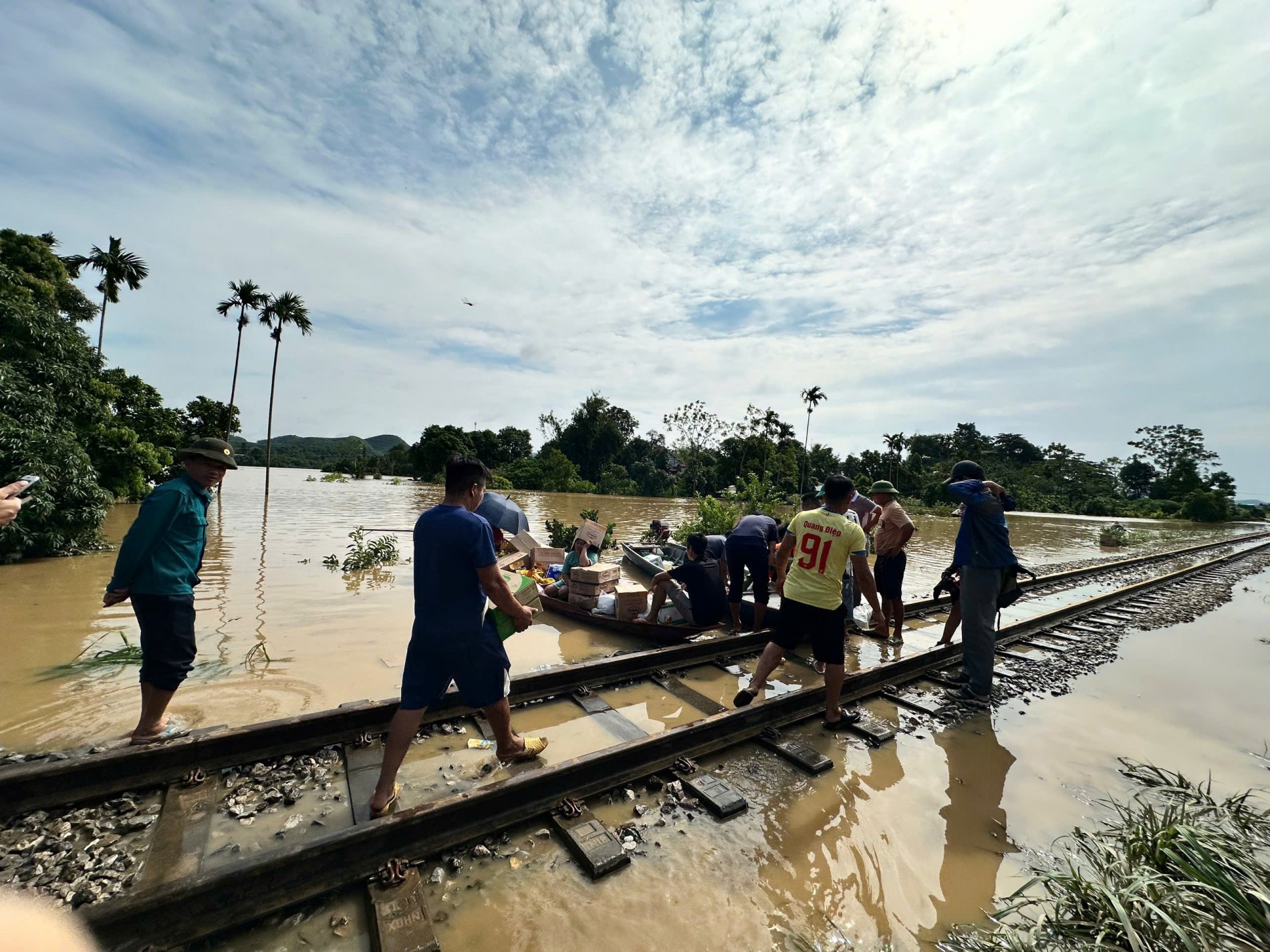 tren_dia_ban_xa_dan_thuong_van_con_tinh_trang_ngap_sau_phai_di_chuyen_bang_thuyen_de_van_chuyen_hang_cuu_tro_cho_nguoi_dan_anh_chup_13_gio_chieu_12-9