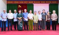 Các doanh nghiệp huyện Thanh Ba, Chi hội doanh nghiệp Minh Phương tặng quà người có công; thăm hỏi, tặng quà hội viên là thương binh, gia đình chính sách